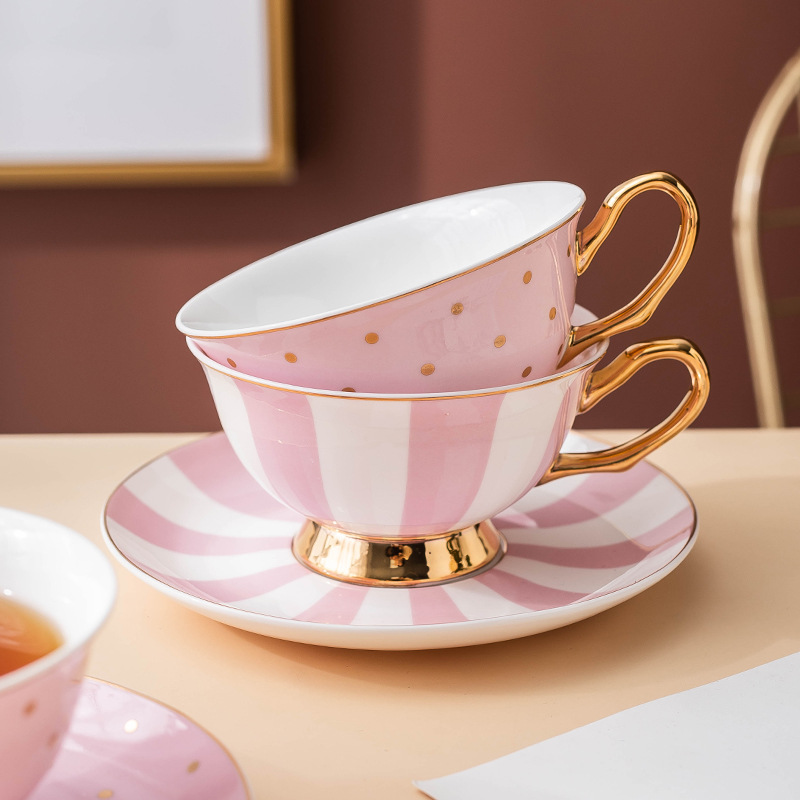 セラミックピンクコーヒーマグカップ、ディッシュティーカップ付 - Coffee Tea Games のレビューと価格