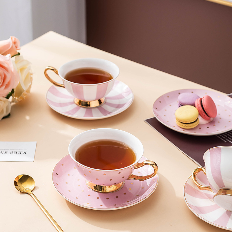 セラミックピンクコーヒーマグカップ、ディッシュティーカップ付 - Coffee Tea Games のレビューと価格